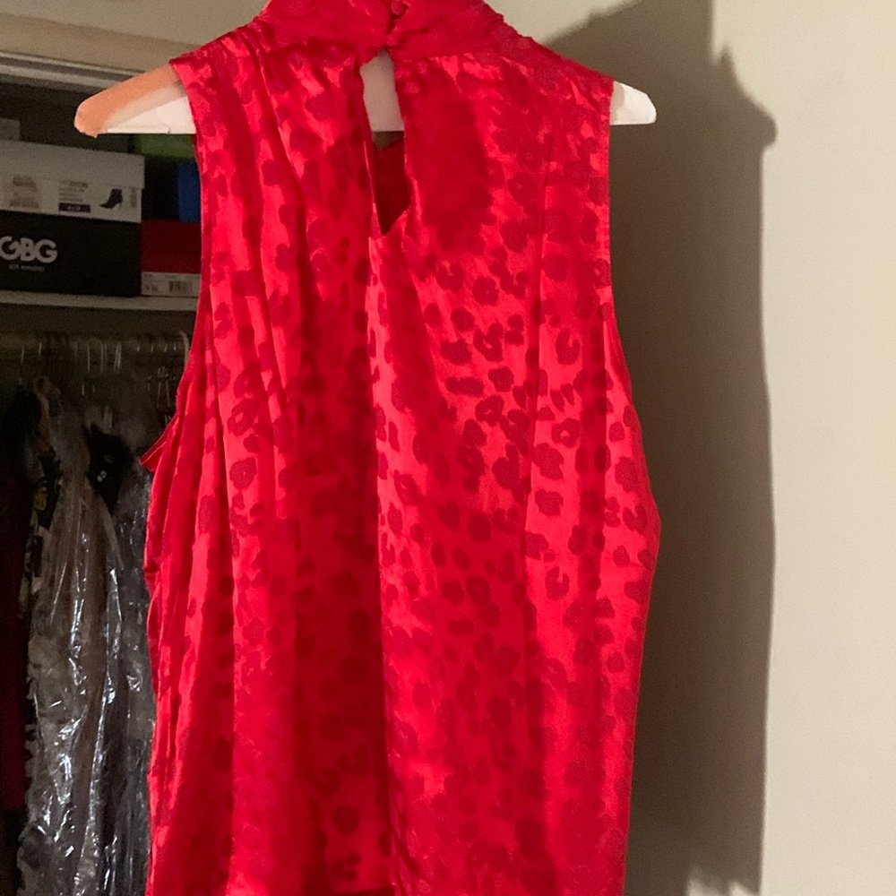 Sleeveless top, top buttons in the back, can be worn with jeans or shorts
